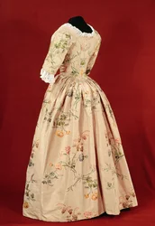 Vestito, tessuto da Mr. Vantier da un disegno di tessuto di Anne Maria Garthwaite